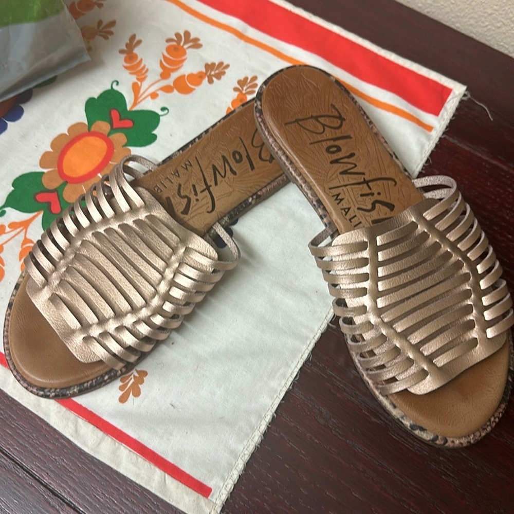 Women 8 gold blowfish Malibu  sandals